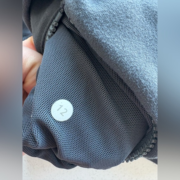 Lululemon half moon jacket - size 12 - Picture 3 of 4